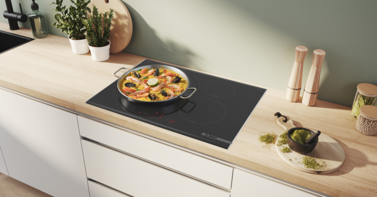 Placa de inducción Bosch con paella marinera.