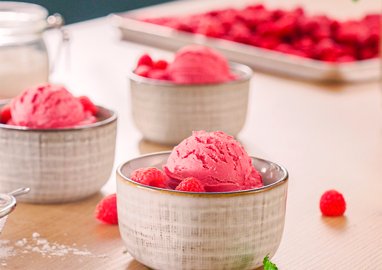 Helado de leche de soja con fresas y arándanos