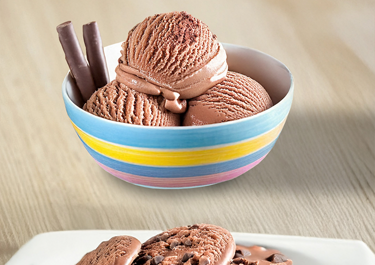 Helado de plátano con leche de almendras y virutas de chocolate