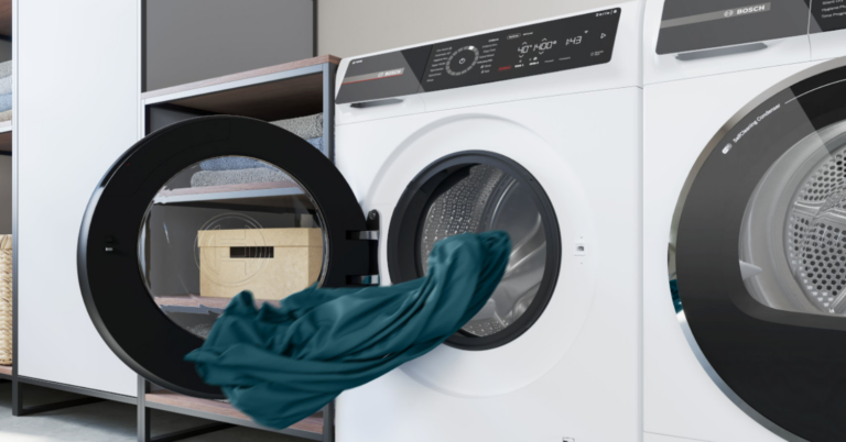 Lavadora de libre instalación Bosch abierta con una prenda a medio camino.