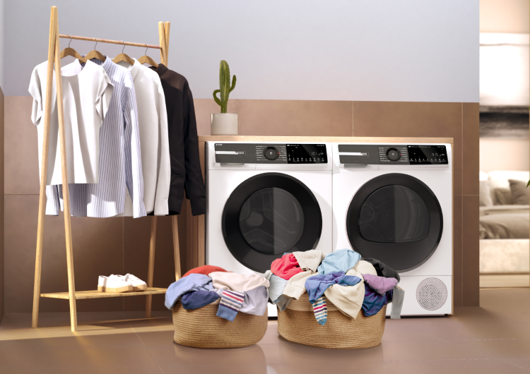Lavadora y secadora Bosch con cestos de ropa sucia en un cuarto de lavado.