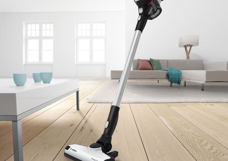 Aspiradora Bosch en posición vertical sobre suelo de madera