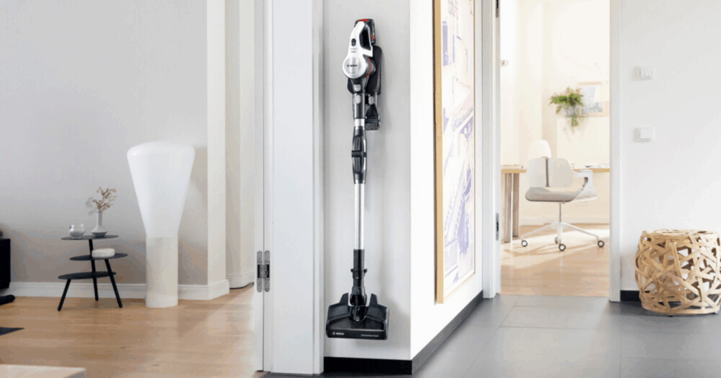 Aspiradora sin cable de Bosch colgada en una pared blanca