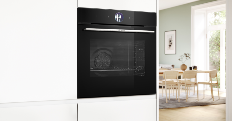 Horno Serie 8 Bosch colocado en una cocina blanca.