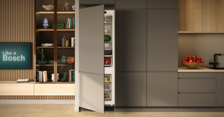 Frigorífico integrable de 70 cm Bosch en cocina con colores tierra, y lavadora y lavavajillas integrados.