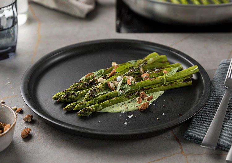 Ensalada de espárragos a la plancha con aliño cremoso de albahaca