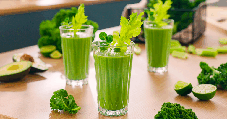 smoothie servido en vasos
