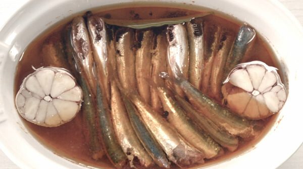 Sardinas en escabeche en la bandeja