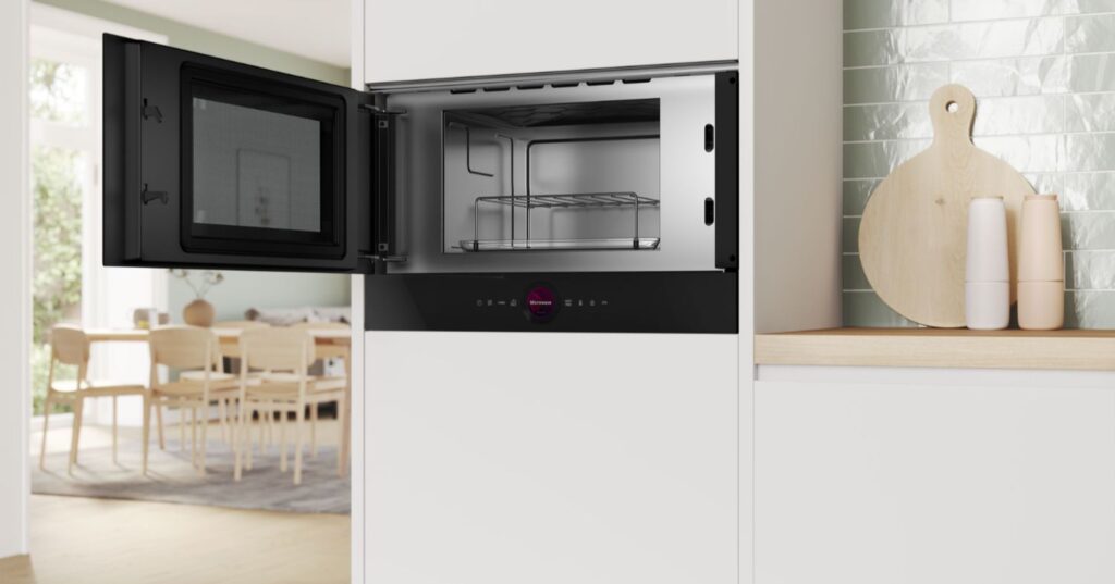 Microondas integrable Bosch en cocina blanca