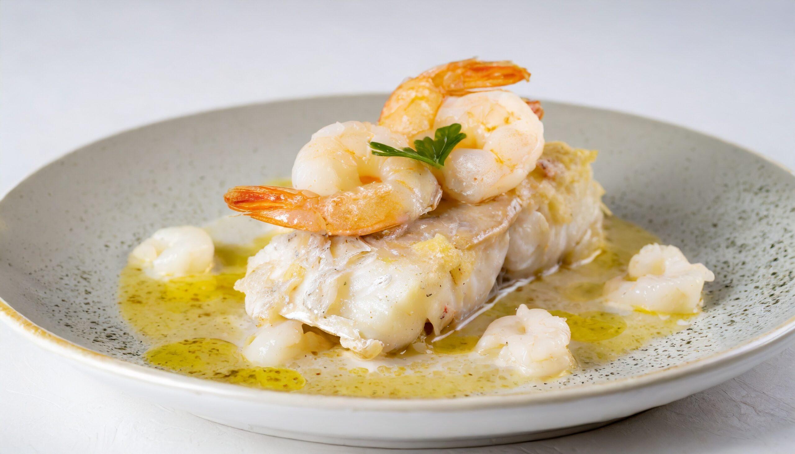 Plato de merluza al cava con gambas