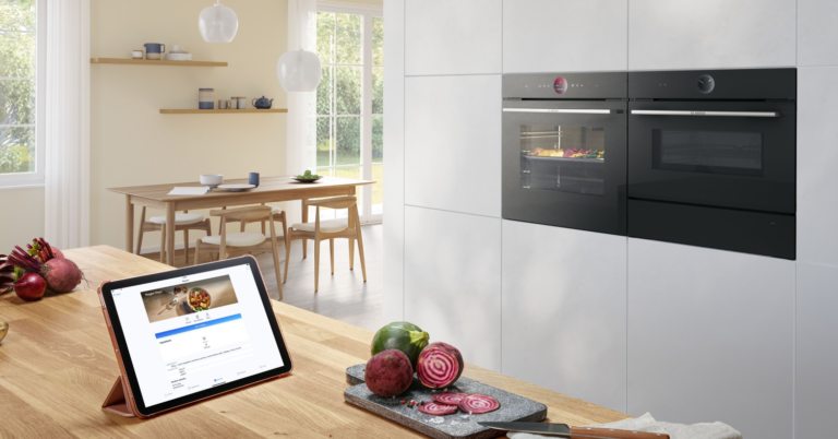 Microondas integrable Bosch en cocina blanca