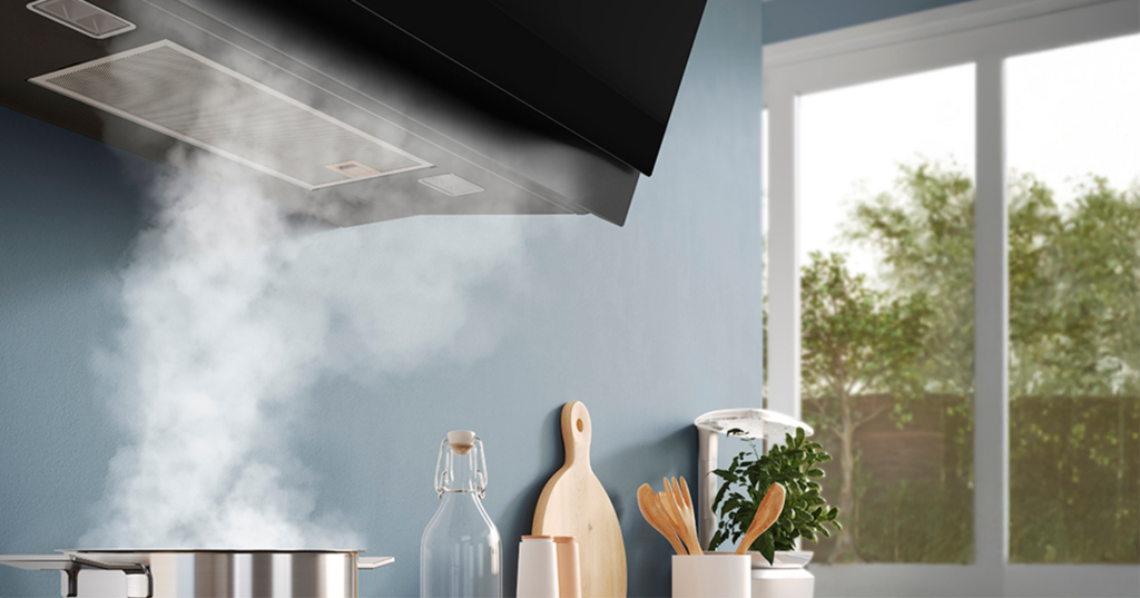 Campana extractora decorativa de Bosch en cocina moderna