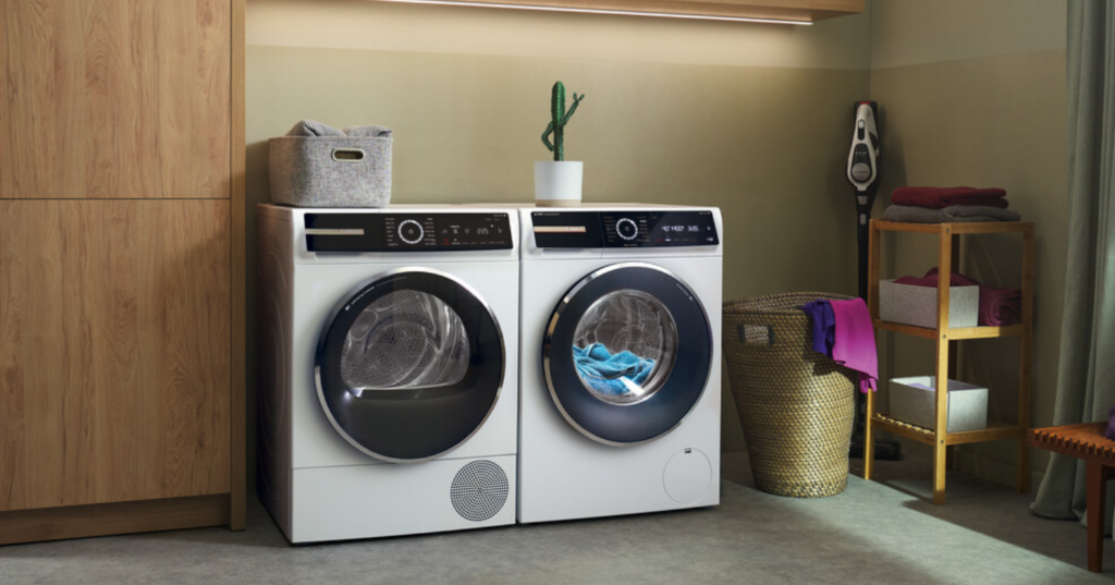 Cuarto de lavado con lavadora y secadora Bosch.