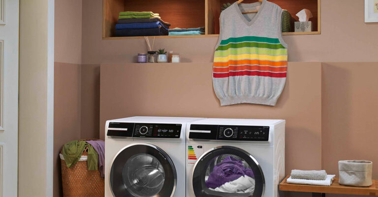 Cuarto de lavado con lavadora y secadora Bosch. La secadora tiene una pegatina de etiquetado energético que indica que es de Clase A.