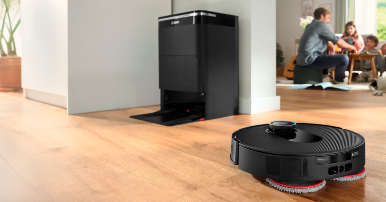 Robot aspirador Spotless Max Cam de Bosch aspirando y fregando en una cocina.