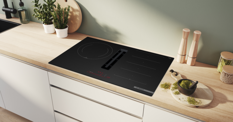Placa de inducción con extractor integrado en acabado negro mate de Bosch.